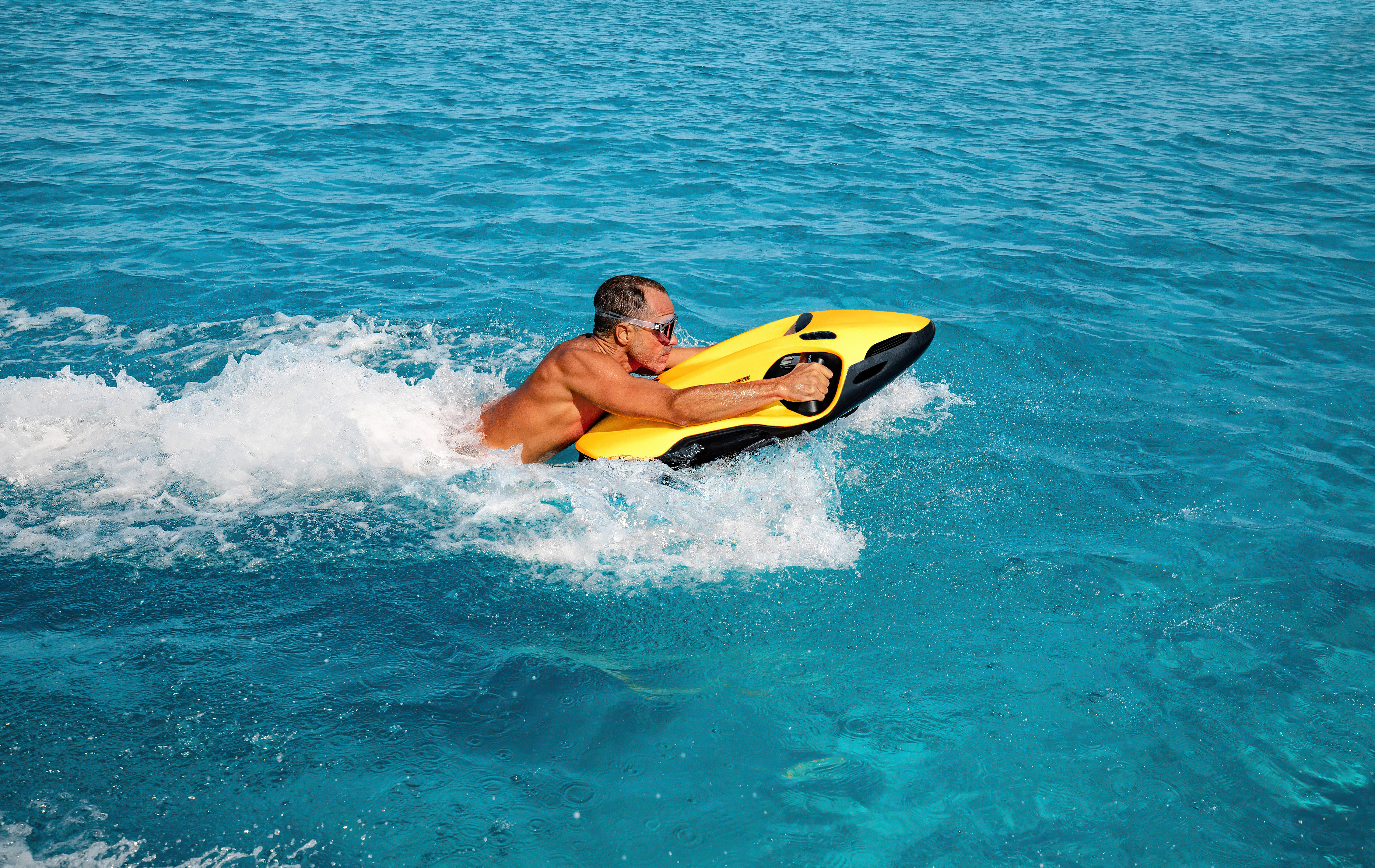 Pilot accelerating on a SEABOB F9 at the surface